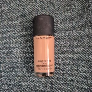 MAC Cosmetics Studio Fix Fluid Foundation SPF 15 - NW15